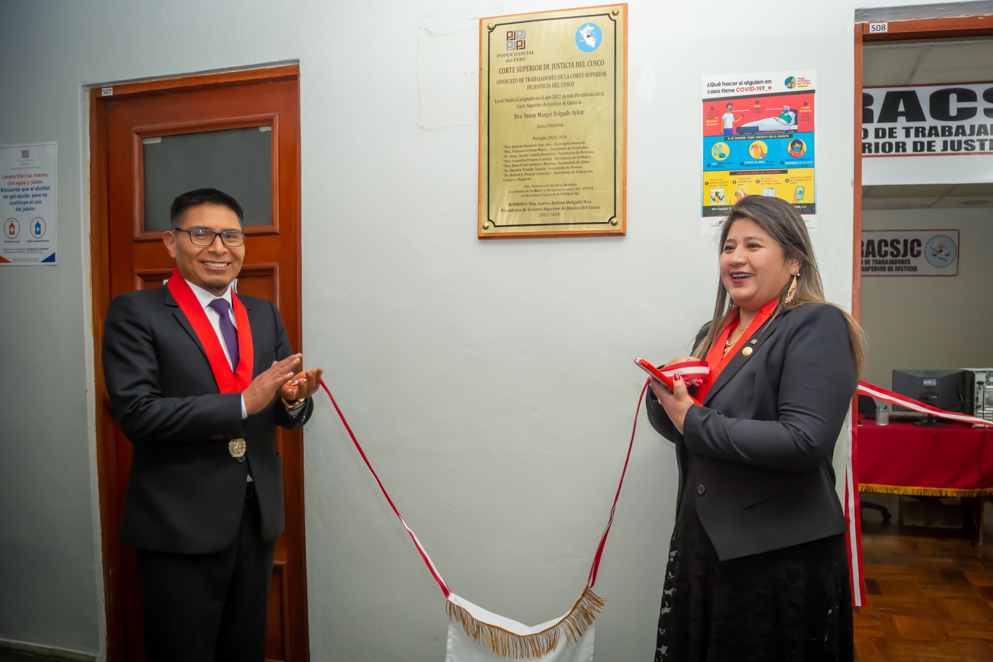 Foto Oficial con los integrantes del Sindicato de Trabajadores de la Corte Superior de Justicia de Cusco, en la inauguración de su local sindical