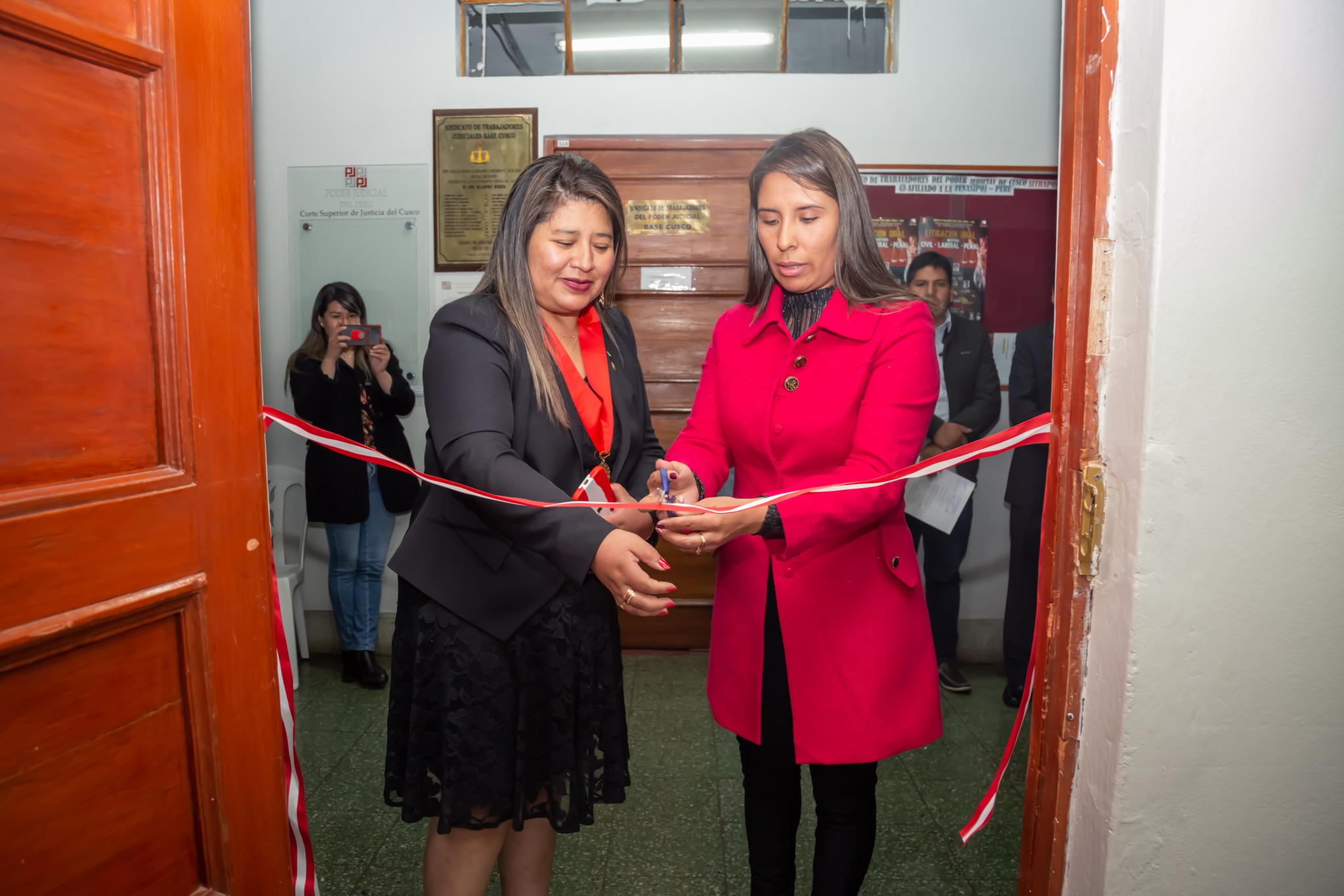Foto Oficial con los integrantes del Sindicato de Trabajadores de la Corte Superior de Justicia de Cusco, en la inauguración de su local sindical