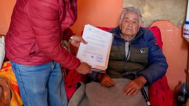 Adulto mayor beneficiado con el trámite de certificación de firma
