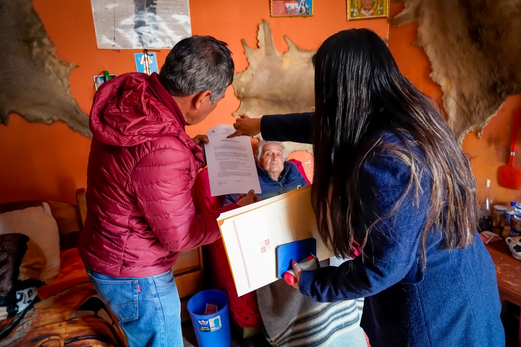 Adulto mayor beneficiado con el trámite de certificación de firma