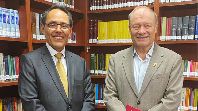El director general del CEC del TC, magistrado Helder Domínguez Haro recibió la visita protocolar del vicepresidente del Parlamento Andino, Juan Carlos Ramírez Larizbeascoa.