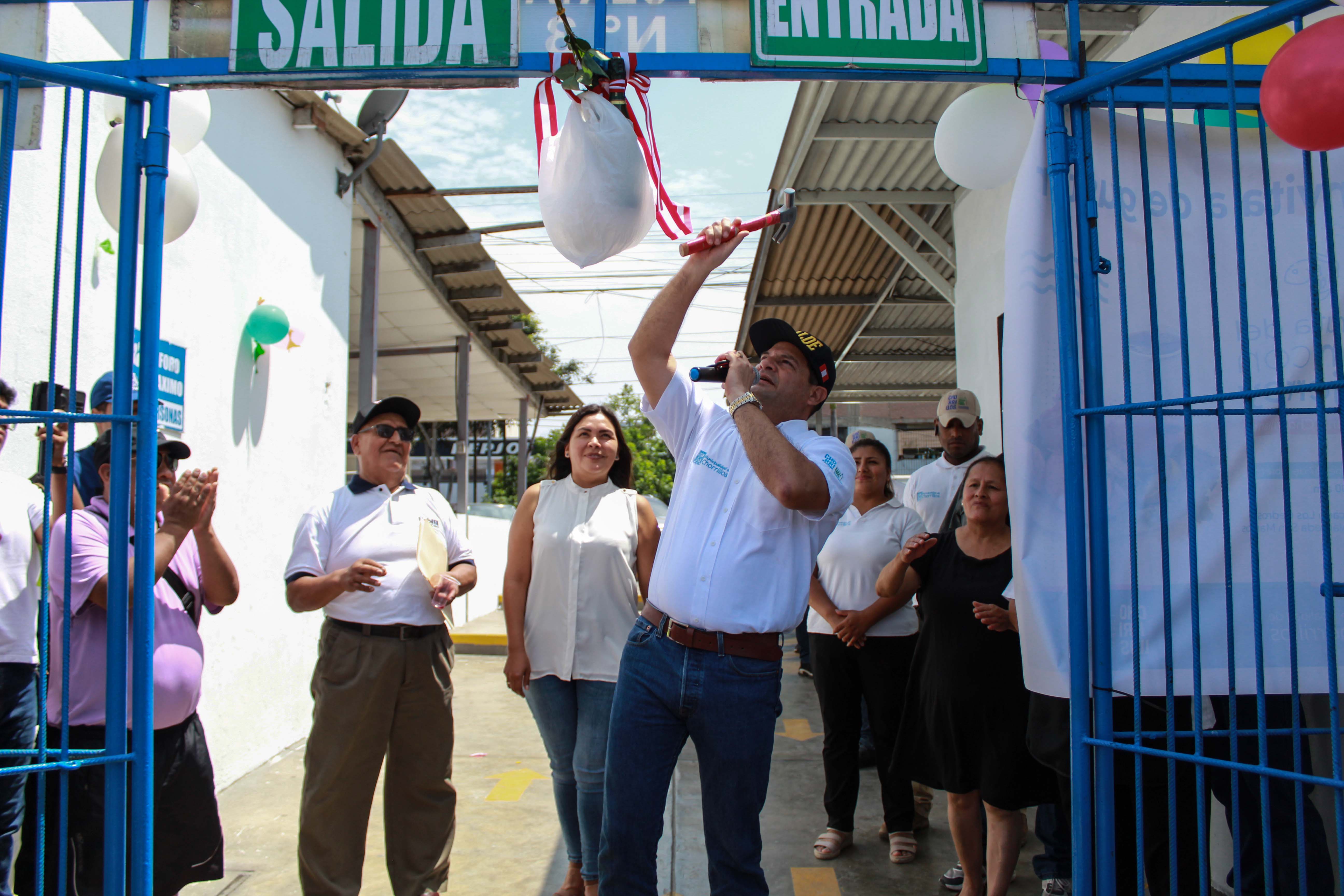 Alcalde Fernando Velasco inaugurando formalmente el mercado Los Cedros.