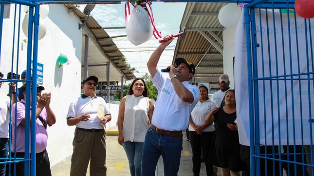 Alcalde Fernando Velasco inaugurando formalmente el mercado Los Cedros.