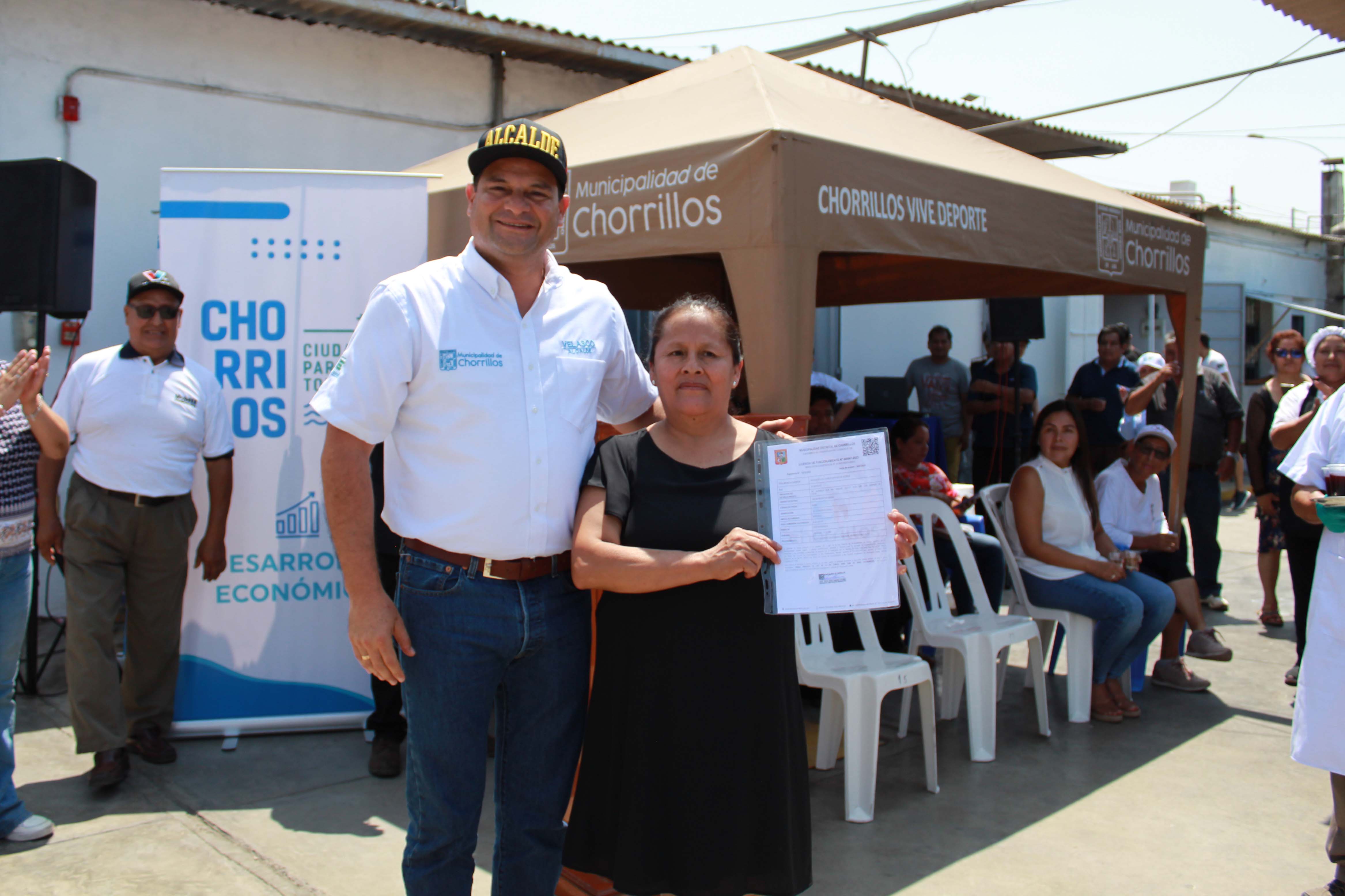 Alcalde junto a la presidenta del mercado Los Cedros. 