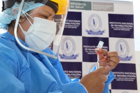 Personal asistencial de primera línea del INR fue vacunado contra la COVI-19