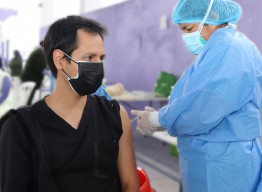 Trabajadores del INR reciben dosis de refuerzo contra la COVID-19
