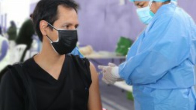 Trabajadores del INR reciben dosis de refuerzo contra la COVID-19