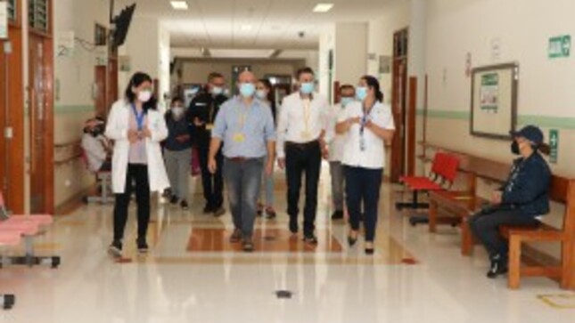 Representantes del Hospital Diospi Suyana visitan el INR