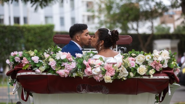 Romántica ceremonia se realizó en el Circuito Mágico del Agua.