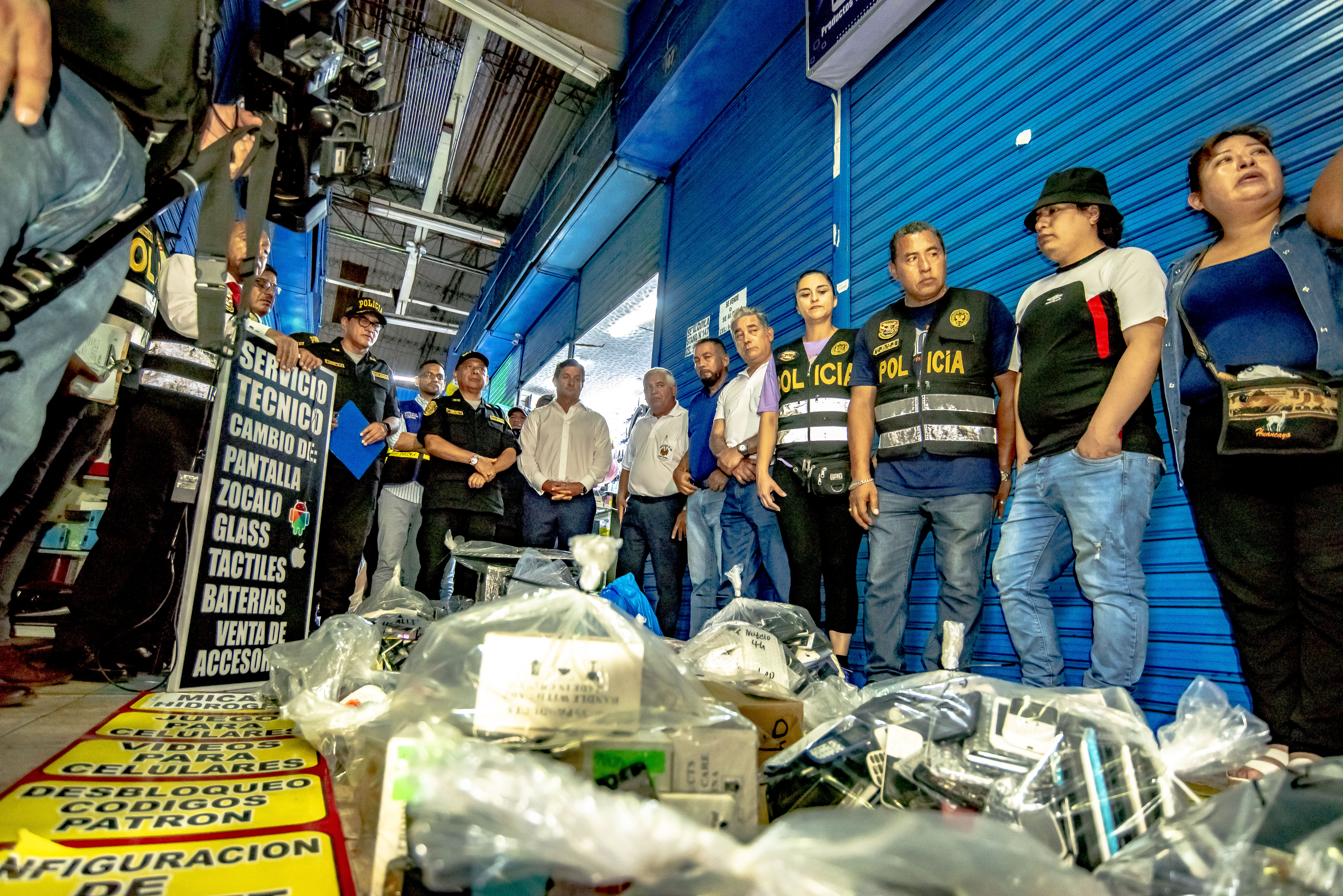 Más de 100 miembros de Serenazgo y Fiscalización de la Municipalidad Metropolitana de Lima con el apoyo de 300 efectivos policiales intervinieron una galería en la avenida Abancay.