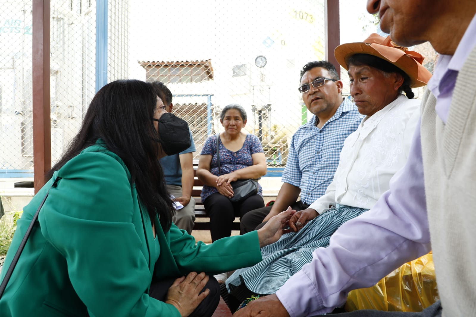 La presidenta del CONADIS, Sandra Piro Marcos, acompañada de su equipo técnico, acudió al Hospital Nacional Guillermo Almenara Irigoyen de EsSalud, en La Victoria, donde se encuentra internada Hilda Cecilia Huarcaya Pariona, madre del menor, a fin de brindarle soporte necesario a ella y su familia