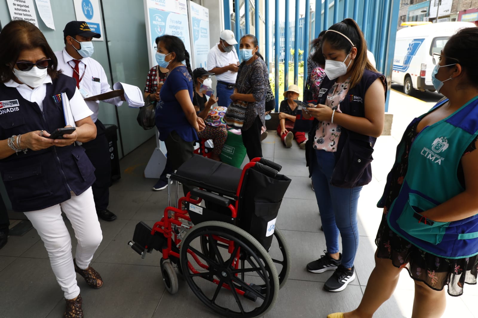 La presidenta del CONADIS, Sandra Piro Marcos, acompañada de su equipo técnico, acudió al Hospital Nacional Guillermo Almenara Irigoyen de EsSalud, en La Victoria, donde se encuentra internada Hilda Cecilia Huarcaya Pariona, madre del menor, a fin de brindarle soporte necesario a ella y su familia por parte de la institución, en el marco de sus competencias.