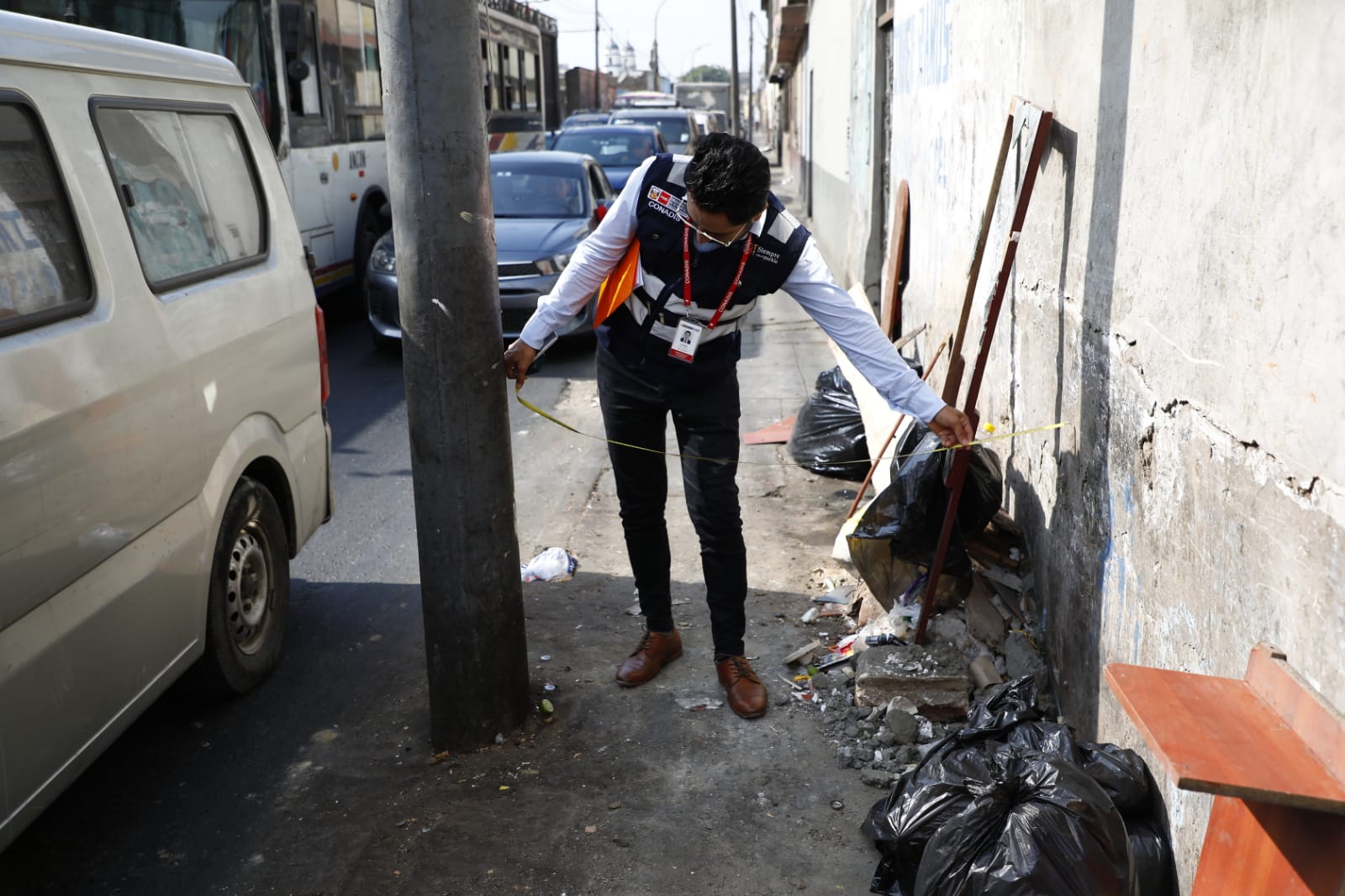 un equipo de la Dirección de Fiscalización y Sanciones (DFS) del CONADIS llegó a la cuadra 4 del Jirón Huánuco, en Barrios Altos, para verificar la accesibilidad de las veredas y rampas por las que se desplazan los vecinos con discapacidad de esta zona. Aquí se evidenció que, si bien las veredas cumplen con las medidas reglamentadas, el mal estado y lo angosto de la pista, representan un riesgo para las personas con discapacidad.