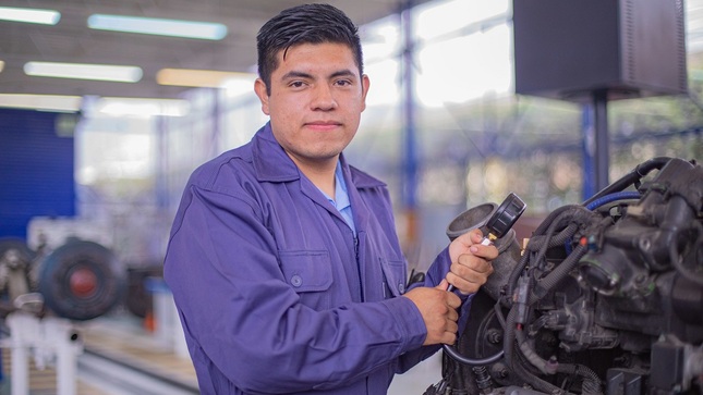 Joven talento del Pronabec realizando actividades.
