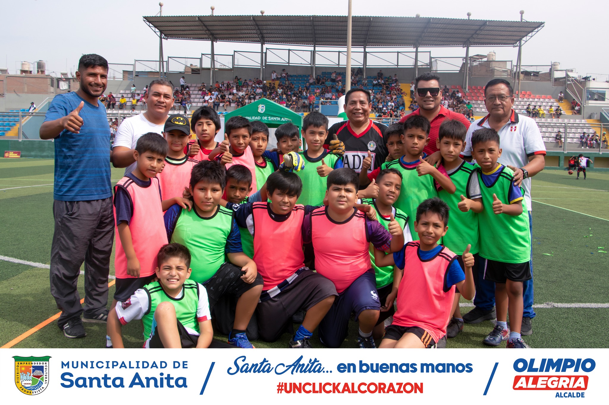 El alcade Olimpio Alegría, participó del campeonato distrital de fútbol, con más de 400 niños inscritos y divididos en 36 equipos entre las categorías 8, 10 y 12 años de edad, siendo el primer distrito en dar inicio al nivel distrital su competencia y poder tener a sus representantes en dichas categorías.
El burgomaestre impulsó a los padres de familia a apoyar a sus hijos y se comprometió a continuar estos campeonatos de forma descentralizada, fomentando una competencia sana y espacios familiares.
#santaanitaenbuenasmanos
#olimpioalegria