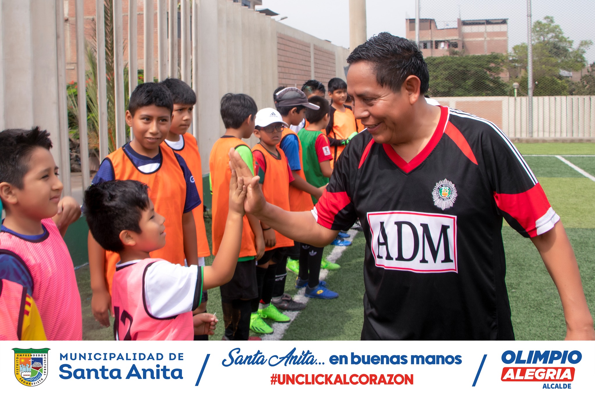 El alcade Olimpio Alegría, participó del campeonato distrital de fútbol, con más de 400 niños inscritos y divididos en 36 equipos entre las categorías 8, 10 y 12 años de edad, siendo el primer distrito en dar inicio al nivel distrital su competencia y poder tener a sus representantes en dichas categorías.
El burgomaestre impulsó a los padres de familia a apoyar a sus hijos y se comprometió a continuar estos campeonatos de forma descentralizada, fomentando una competencia sana y espacios familiares.
#santaanitaenbuenasmanos
#olimpioalegria