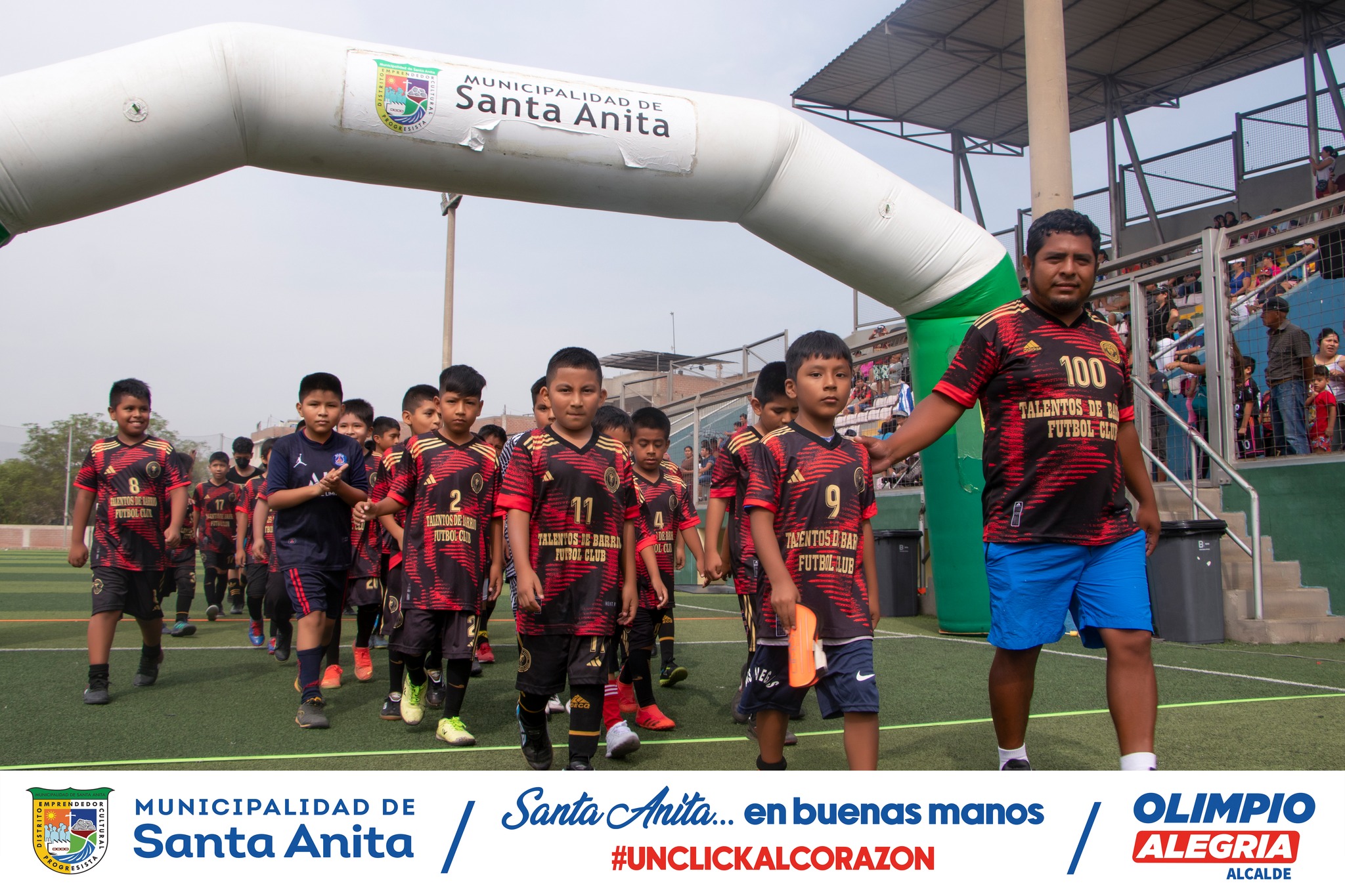 El alcade Olimpio Alegría, participó del campeonato distrital de fútbol, con más de 400 niños inscritos y divididos en 36 equipos entre las categorías 8, 10 y 12 años de edad, siendo el primer distrito en dar inicio al nivel distrital su competencia y poder tener a sus representantes en dichas categorías.
El burgomaestre impulsó a los padres de familia a apoyar a sus hijos y se comprometió a continuar estos campeonatos de forma descentralizada, fomentando una competencia sana y espacios familiares.
#santaanitaenbuenasmanos
#olimpioalegria
