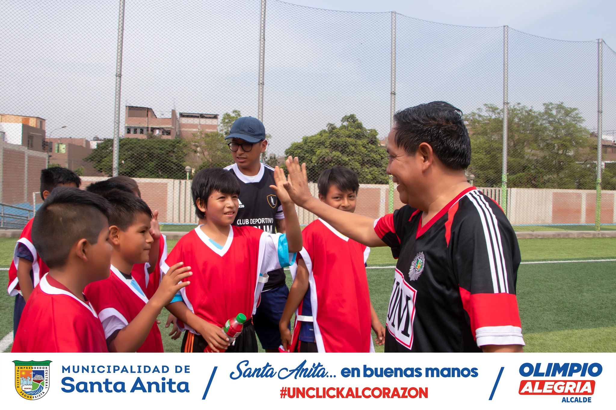 El alcade Olimpio Alegría, participó del campeonato distrital de fútbol, con más de 400 niños inscritos y divididos en 36 equipos entre las categorías 8, 10 y 12 años de edad, siendo el primer distrito en dar inicio al nivel distrital su competencia y poder tener a sus representantes en dichas categorías.
El burgomaestre impulsó a los padres de familia a apoyar a sus hijos y se comprometió a continuar estos campeonatos de forma descentralizada, fomentando una competencia sana y espacios familiares.
#santaanitaenbuenasmanos
#olimpioalegria