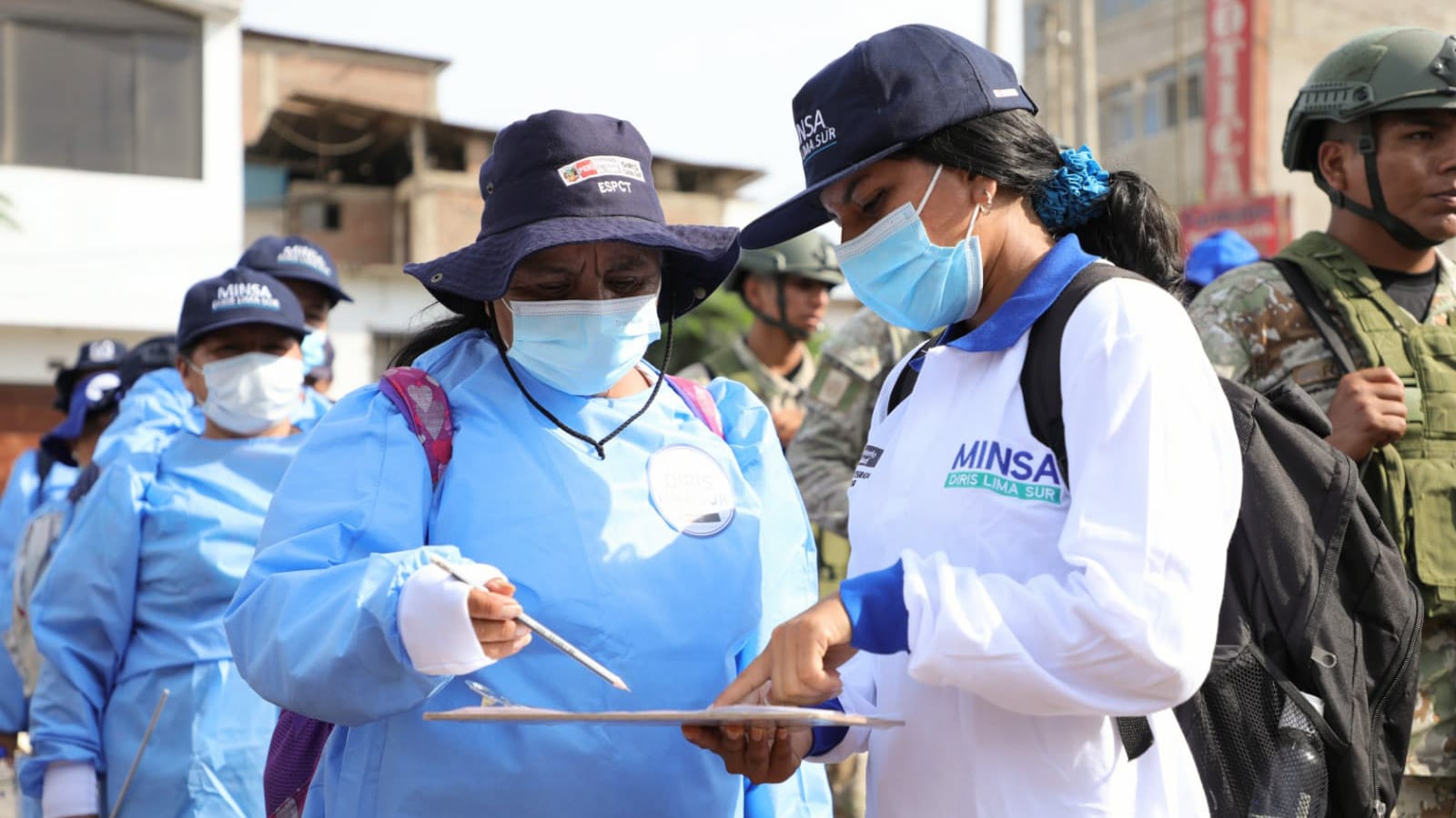 “Batallón antidengue” orienta a las familias de Lima sur para que viviendas estén libres del mosquito 