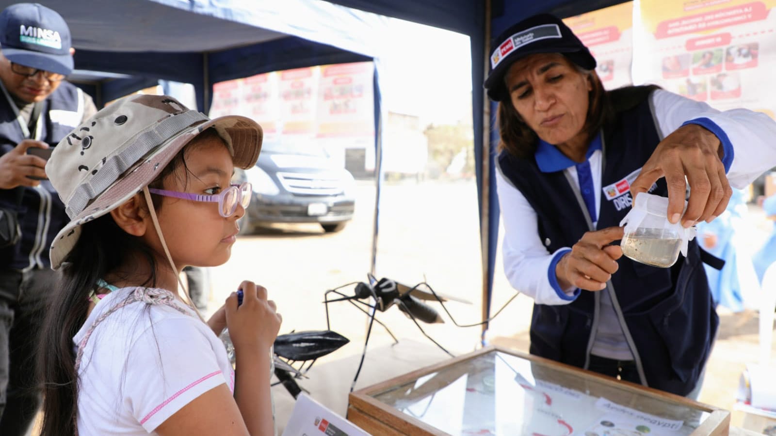 “Batallón antidengue” orienta a las familias de Lima sur para que viviendas estén libres del mosquito 