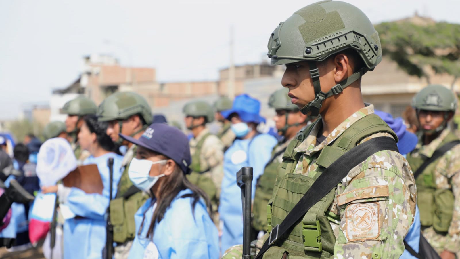 “Batallón antidengue” orienta a las familias de Lima sur para que viviendas estén libres del mosquito 