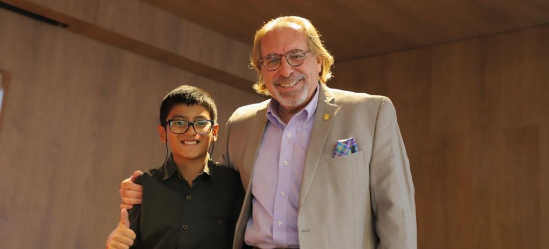 Alcalde Diego Uceda participó de recital de poesía en la biblioteca municipal