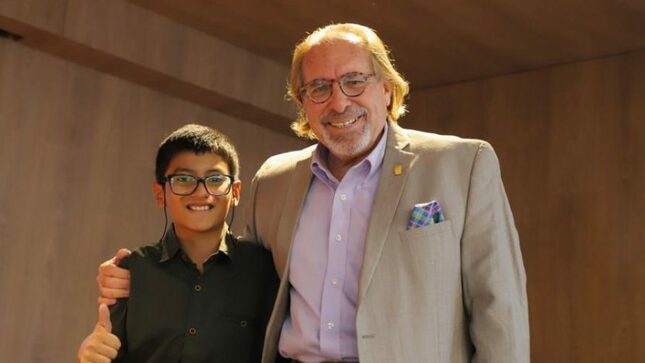 Alcalde Diego Uceda participó de recital de poesía en la biblioteca municipal