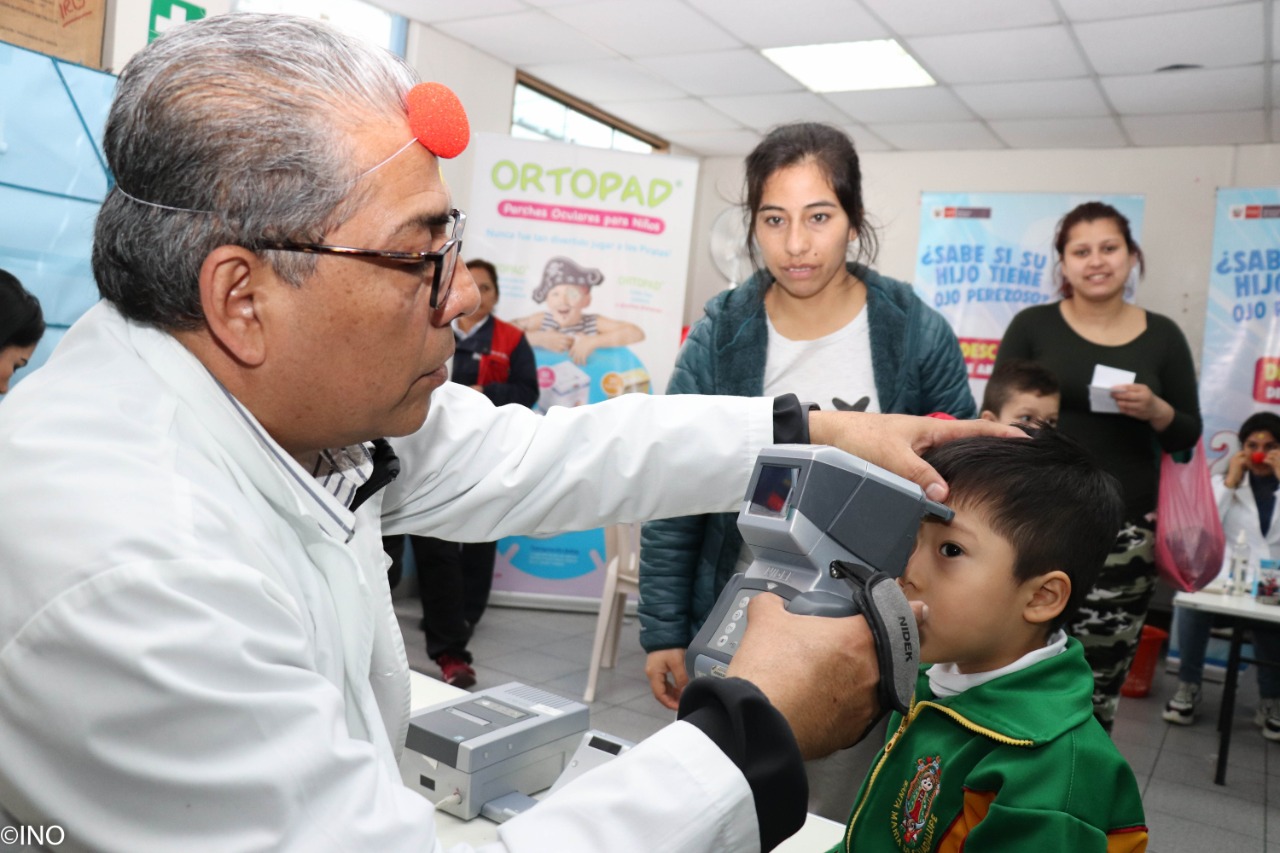Se ve un médico examinando los ojos de un niños