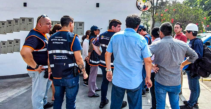 Inspección en el edificio multifamiliar ubicado en la Av. Santa Cruz