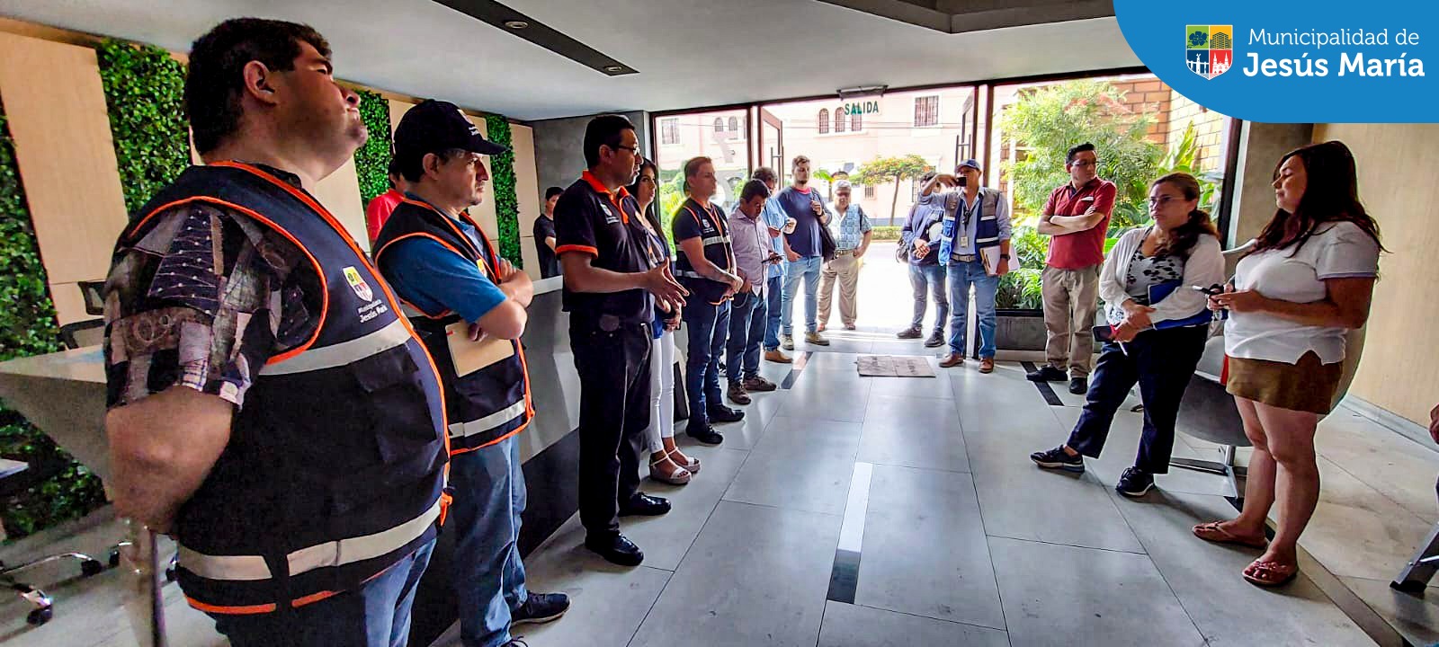 Inspección en el edificio multifamiliar ubicado en la Av. Santa Cruz