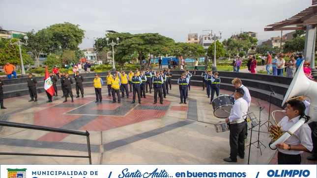 Hoy, se realizó el izamiento del Pabellón Nacional , cuyos actos protocolares estuvieron a cargo del alcalde Olimpio Alegría y funcionarios. También participaron miembros de la Policía Nacional del Perú y vecinos de la zona. 
Estas actividades fortalecen nuestro espíritu cívico e identidad con el distrito y país. 
#santaanitaenbuenasmanos #olimpioalegría #bandera