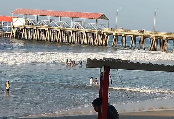 Rescatan a bañista en Playa Cabo Blanco
