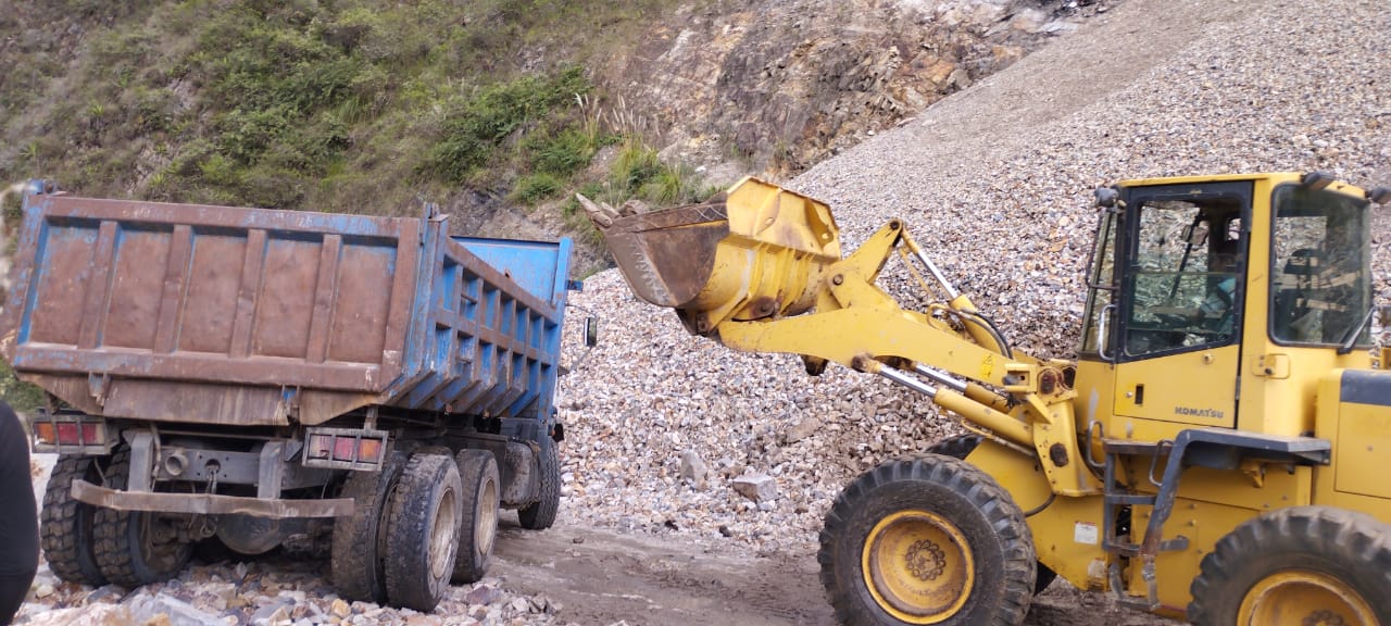 Carga de materiales para refaccionar plataforma carrozable.