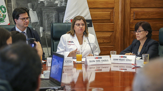 En la foto aparece la Ministra de Salud, el Viceministro de Salud Pública y la Directora de Digemid.