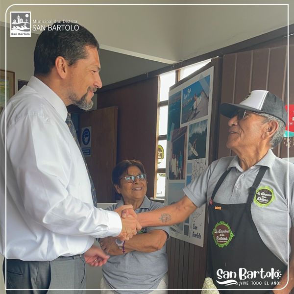 Nuestro Alcalde felicitando al se帽or Emilio Manco