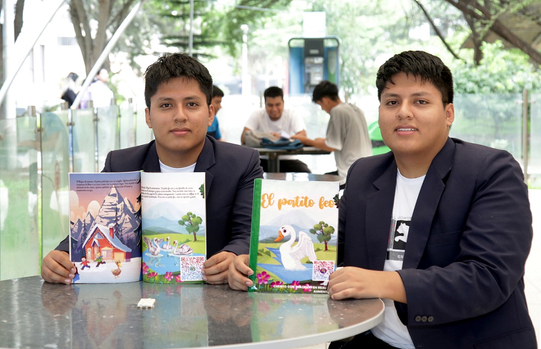 Gian Franco y Paolo Martell con el libro de realidad aumentada
