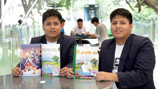 Gian Franco y Paolo Martell con el libro de realidad aumentada