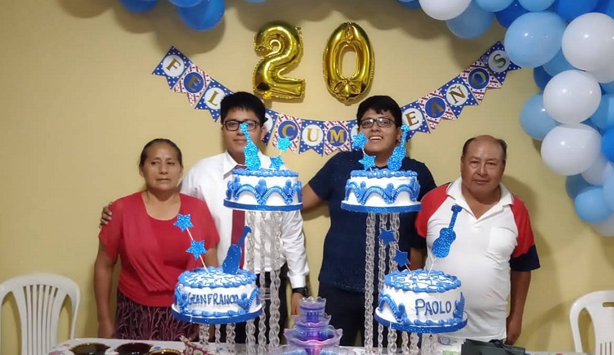 Gian Franco y Paolo Martell en su cumpleaños número 20 junto a sus padres