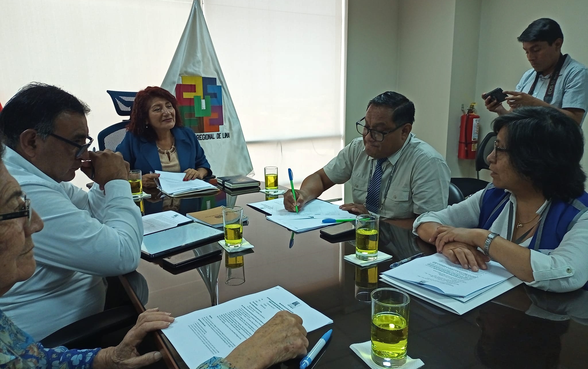 El 17 de enero se realizó la reunión de la Mesa de Concertación para la Lucha contra la Pobreza de la Región Lima con la Gobernadora Regional para comprometer la ratificación del Acuerdo de Gobernabilidad 2023 – 2026. En dicha actividad se expuso la importancia de retomar la actualización del Proyecto Educativo Regional (PER) y fortalecer el Copare, temas que se encuentra en el citado acuerdo de gobernabilidad. Asimismo, la Gobernadora Regional manifestó la importancia de continuar con el trabajo en torno a estos dos temas que se viene trabajando con la coordinadora macrorregional del CNE para esta región.