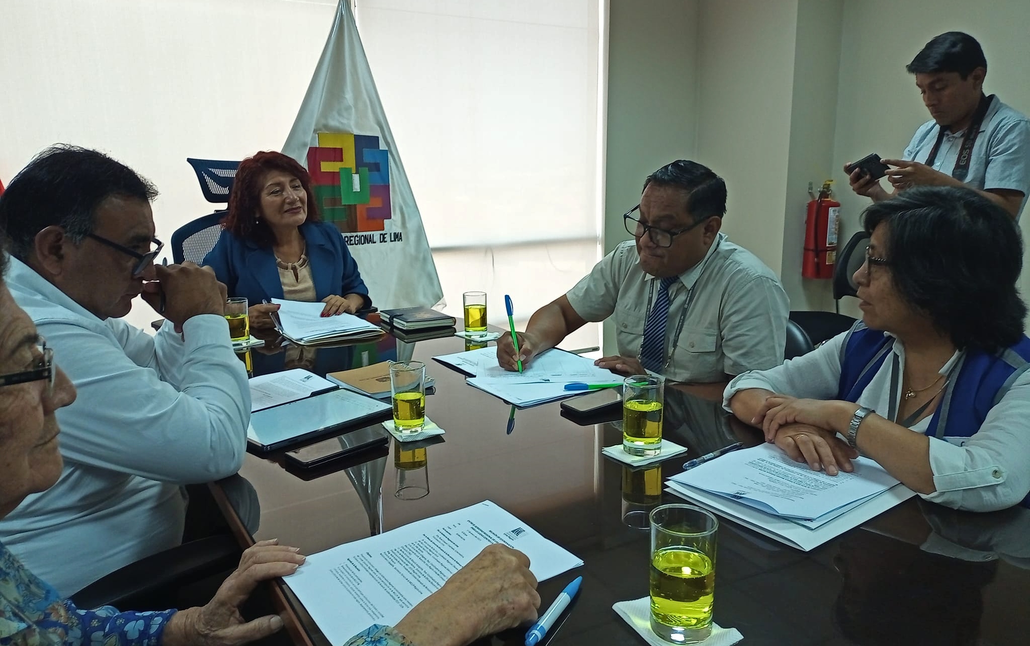 El 17 de enero se realizó la reunión de la Mesa de Concertación para la Lucha contra la Pobreza de la Región Lima con la Gobernadora Regional para comprometer la ratificación del Acuerdo de Gobernabilidad 2023 – 2026. En dicha actividad se expuso la importancia de retomar la actualización del Proyecto Educativo Regional (PER) y fortalecer el Copare, temas que se encuentra en el citado acuerdo de gobernabilidad. Asimismo, la Gobernadora Regional manifestó la importancia de continuar con el trabajo en torno a estos dos temas que se viene trabajando con la coordinadora macrorregional del CNE para esta región. 