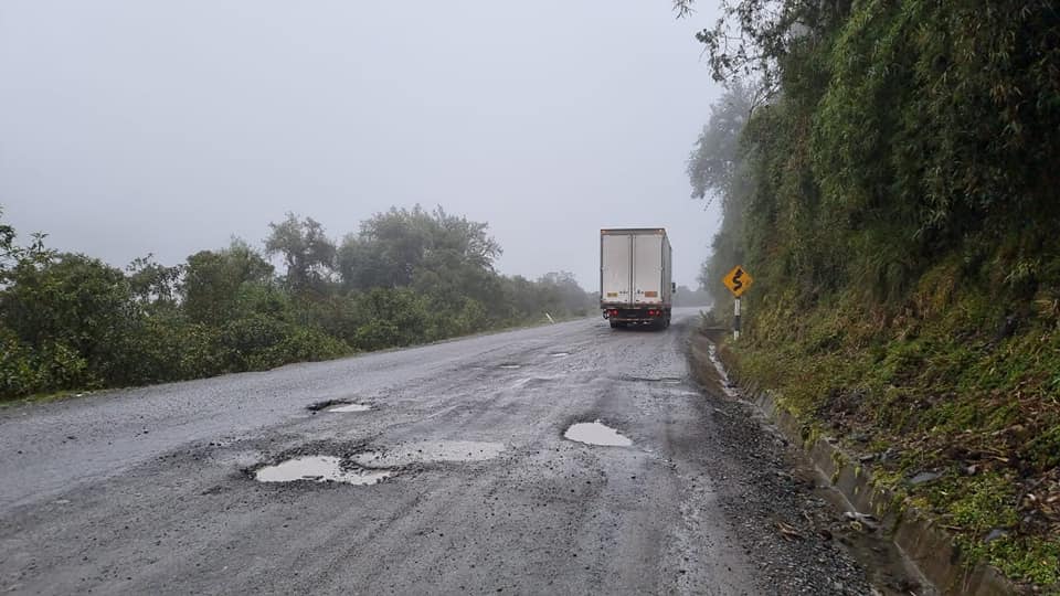 Sub director de PROVIAS nacional y equipo técnico de MPLC inspeccionan condiciones de la carretera tramo Abra de Málaga