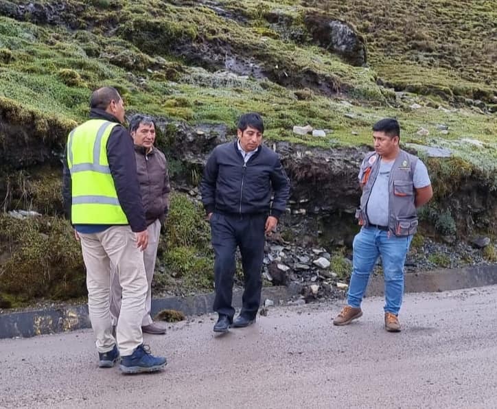 Sub director de PROVIAS nacional y equipo técnico de MPLC inspeccionan condiciones de la carretera tramo Abra de Málaga