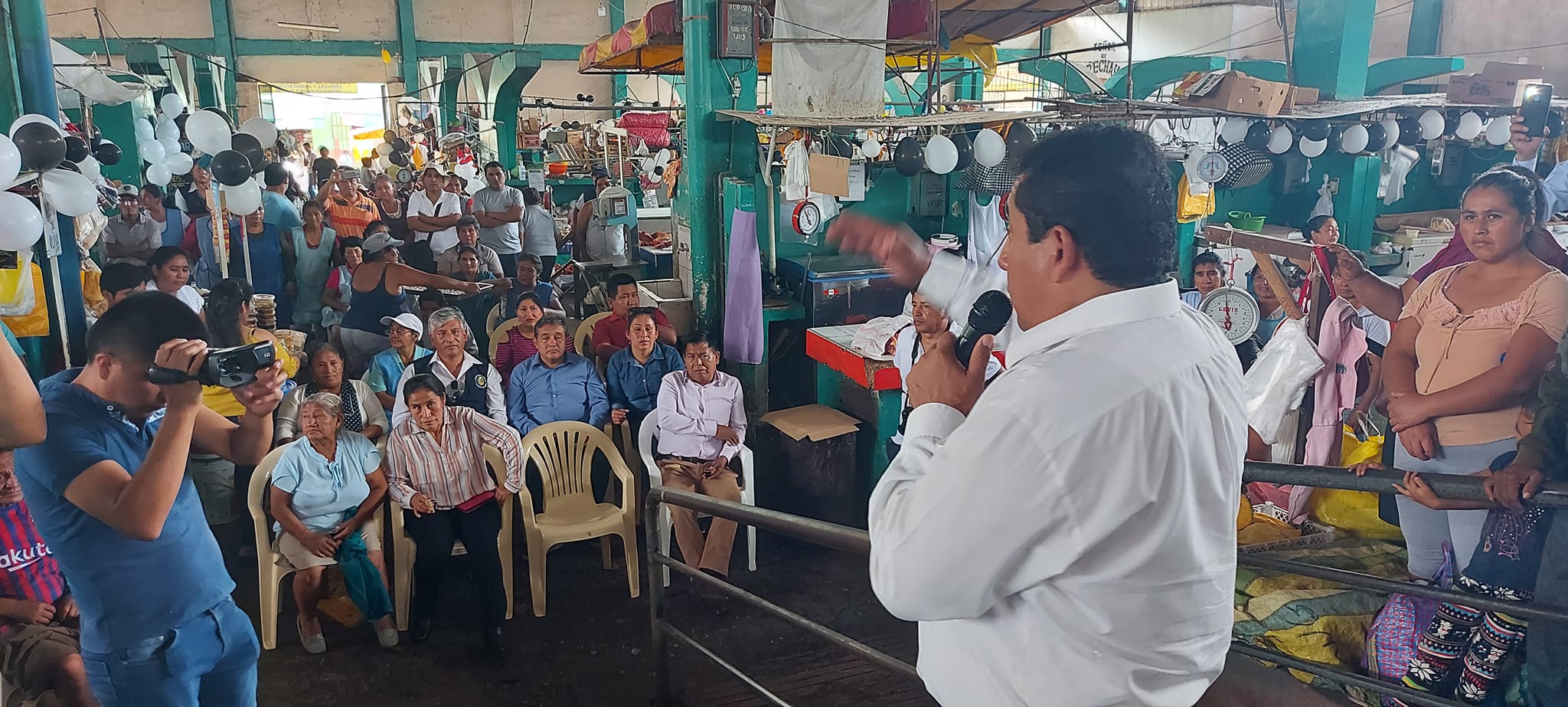 Alcalde provincial participa de ceremonia por 45 años del mercado Satélite