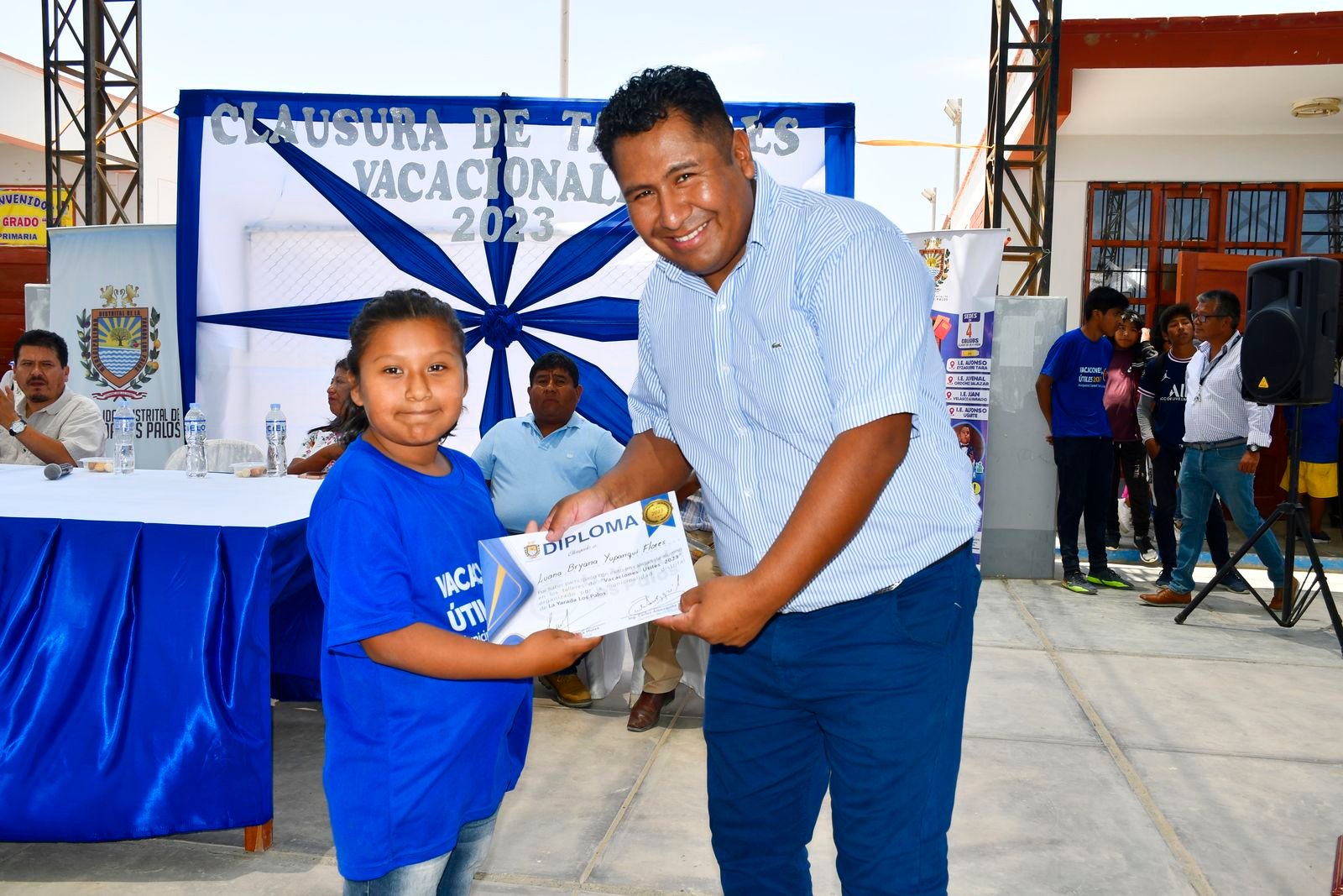 Alcalde Samuel Cueva Huisa entregó diplomas a los alumnos