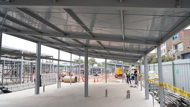 Instalación de módulos educativos en espacio temporal de la IE 0034 avanza a buen ritmo