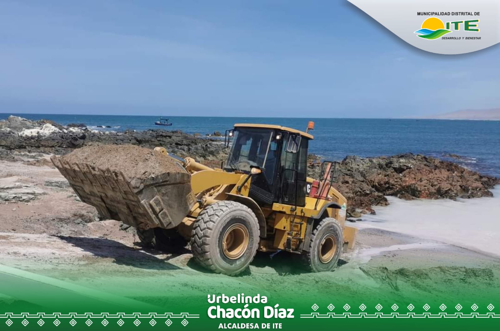 🚜 Con apoyo de maquinaria pesada se realiza los trabajos de limpieza en la playa Meca.