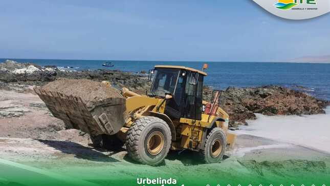 🚜 Con apoyo de maquinaria pesada se realiza los trabajos de limpieza en la playa Meca.