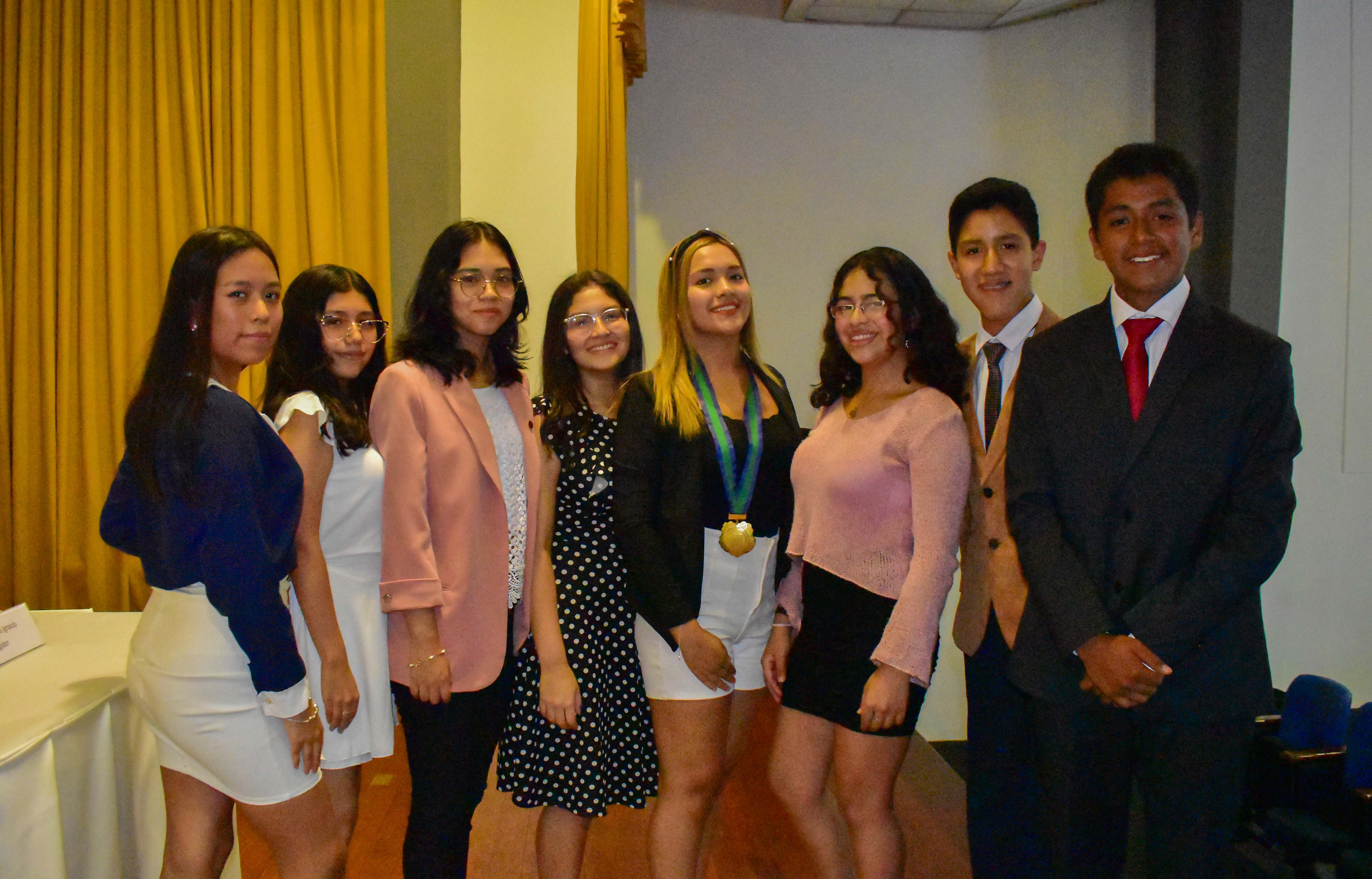 Líderes juveniles junto a la regidora Alejandra Montalvo Corso, que es presidenta de la Comisión de la Juventud