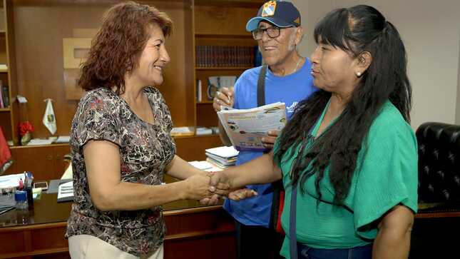 Gobernadora Rosa Vásquez atiende a servidores administrativos del sector Educación tras suspenderse pago de la Deuda Social