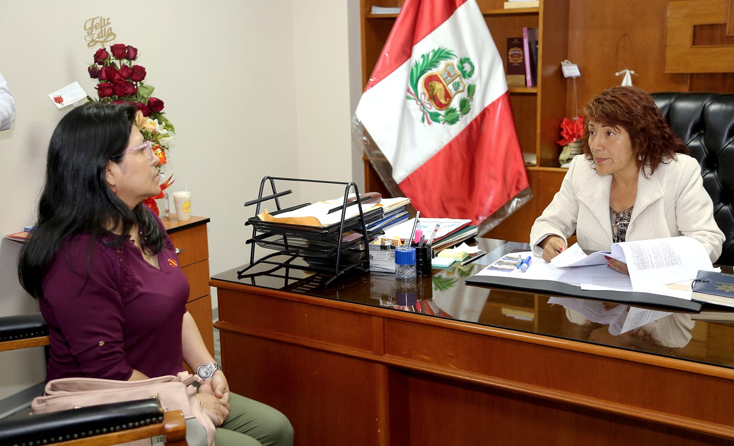 Gobernadora Rosa Vásquez atiende a servidores administrativos del sector Educación tras suspenderse pago de la Deuda Social